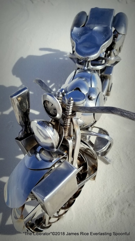 用勺子做的摩托车